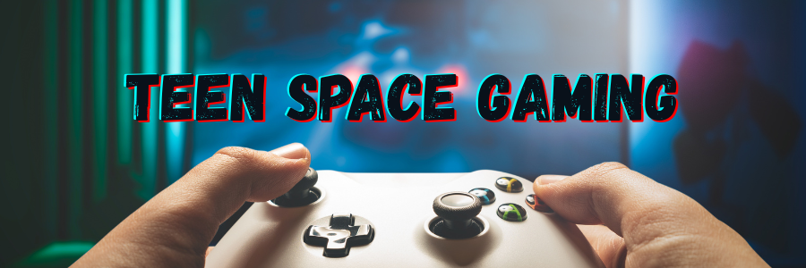 Image de mains tenant une manette de jeu vidéo, avec un téléviseur diffusant un jeu de course automobile, le texte en gras noir avec des touches de bleu vif et de rouge indique « Teen Space Gaming »